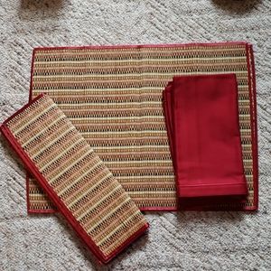 NWOT 4 placemats & matching cloth napkins
